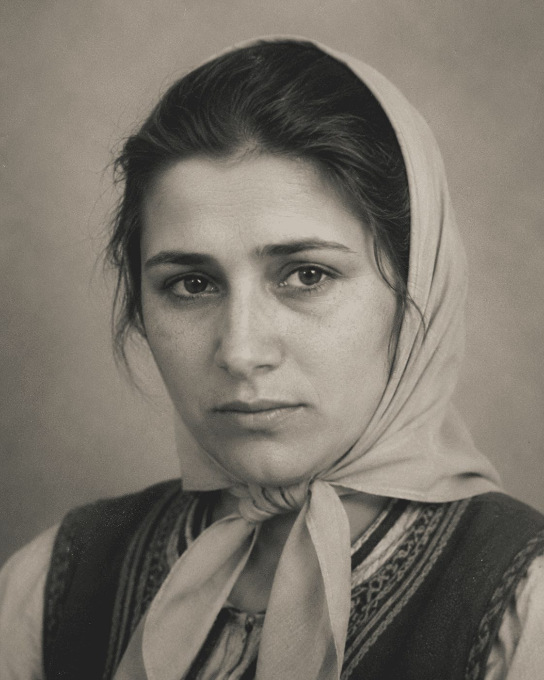 През 1946 година всяка сряда излизах от чужда къща със скрита под престилката пита хляб. Цялото село мислеше, че съм продала честта си. Само един човек знаеше истината… и той мълчеше до деня, в който мъжът ми се върна.