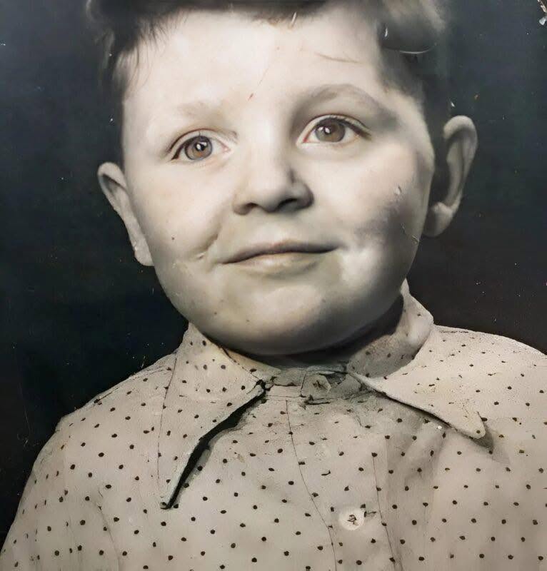 Никой не го обичал, дори собственият му баща. 🥺 И въпреки това днес той е смятан за един от живите гиганти на киното и за един от най-обичаните актьори в света. Малцина могат да познаят кой е само по тази негова детска снимка. 👇